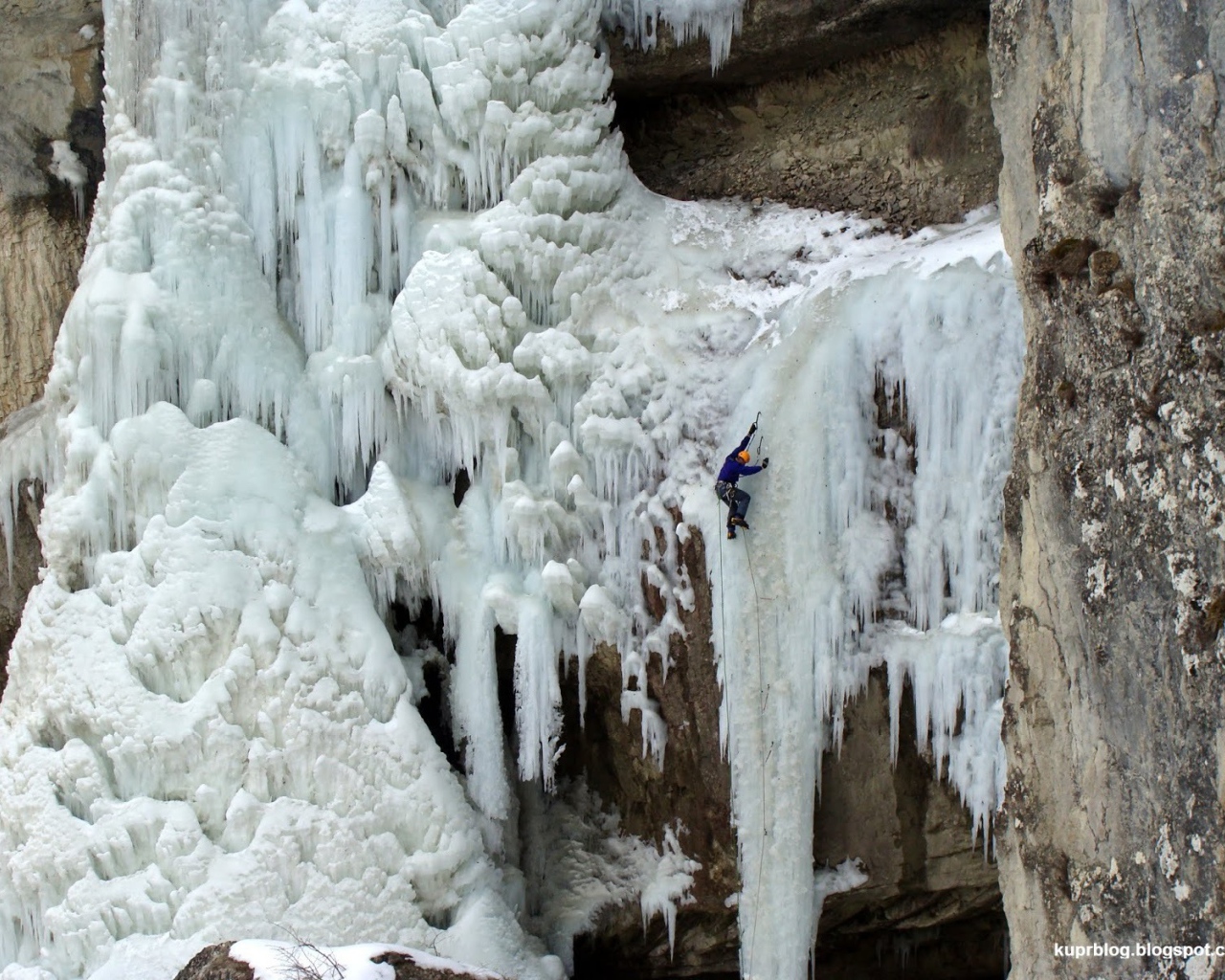 Замерзший водопад на горном склоне