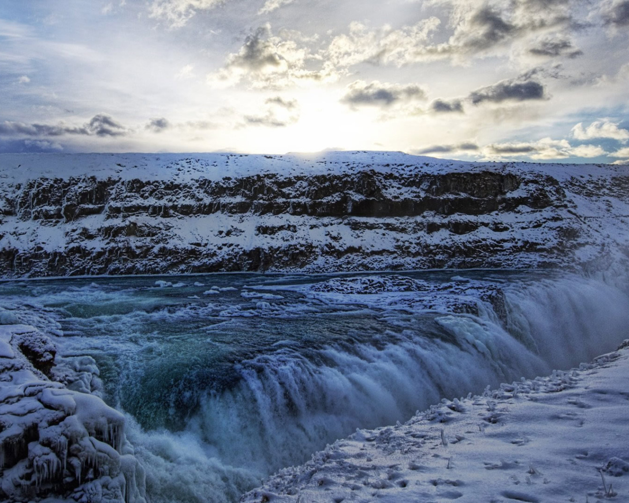 Замерзший водопад на горном плато