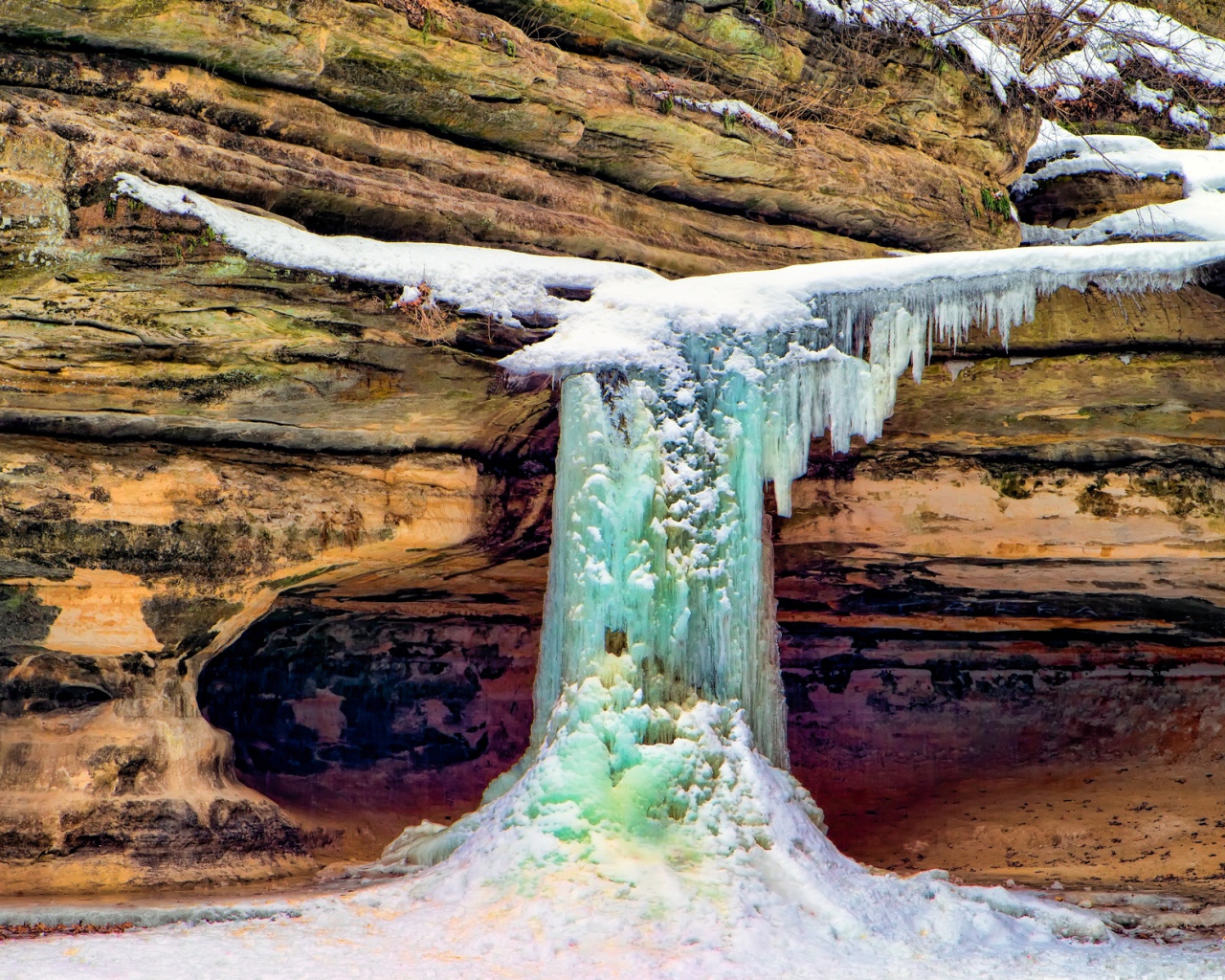 Замерзший водопад на скале