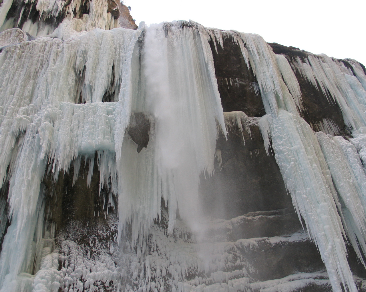 Замерзший водопад на реке Чегем