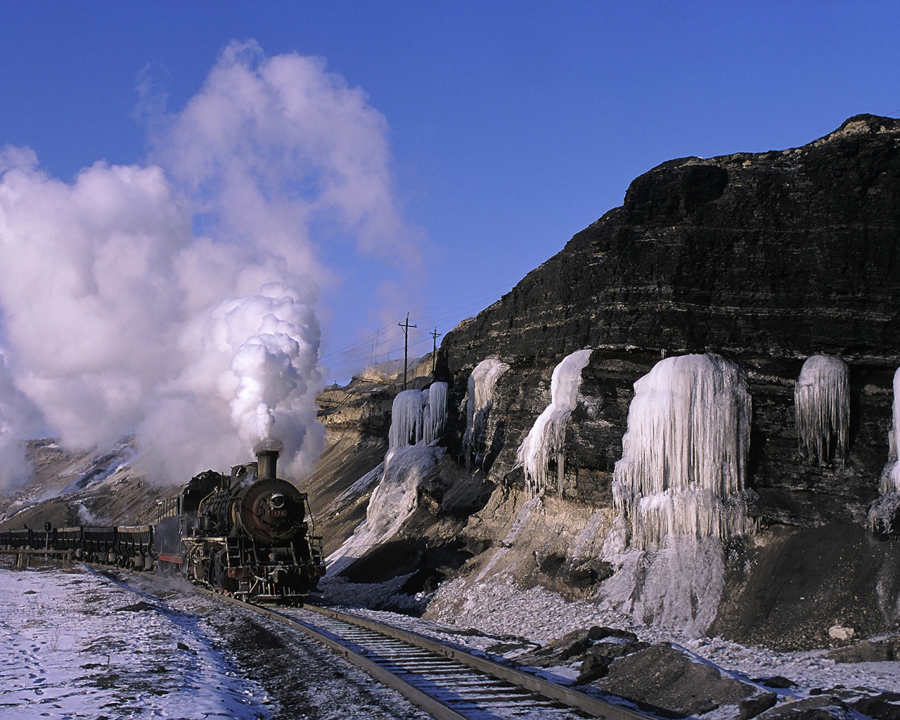 Замерзший водопады и паровоз