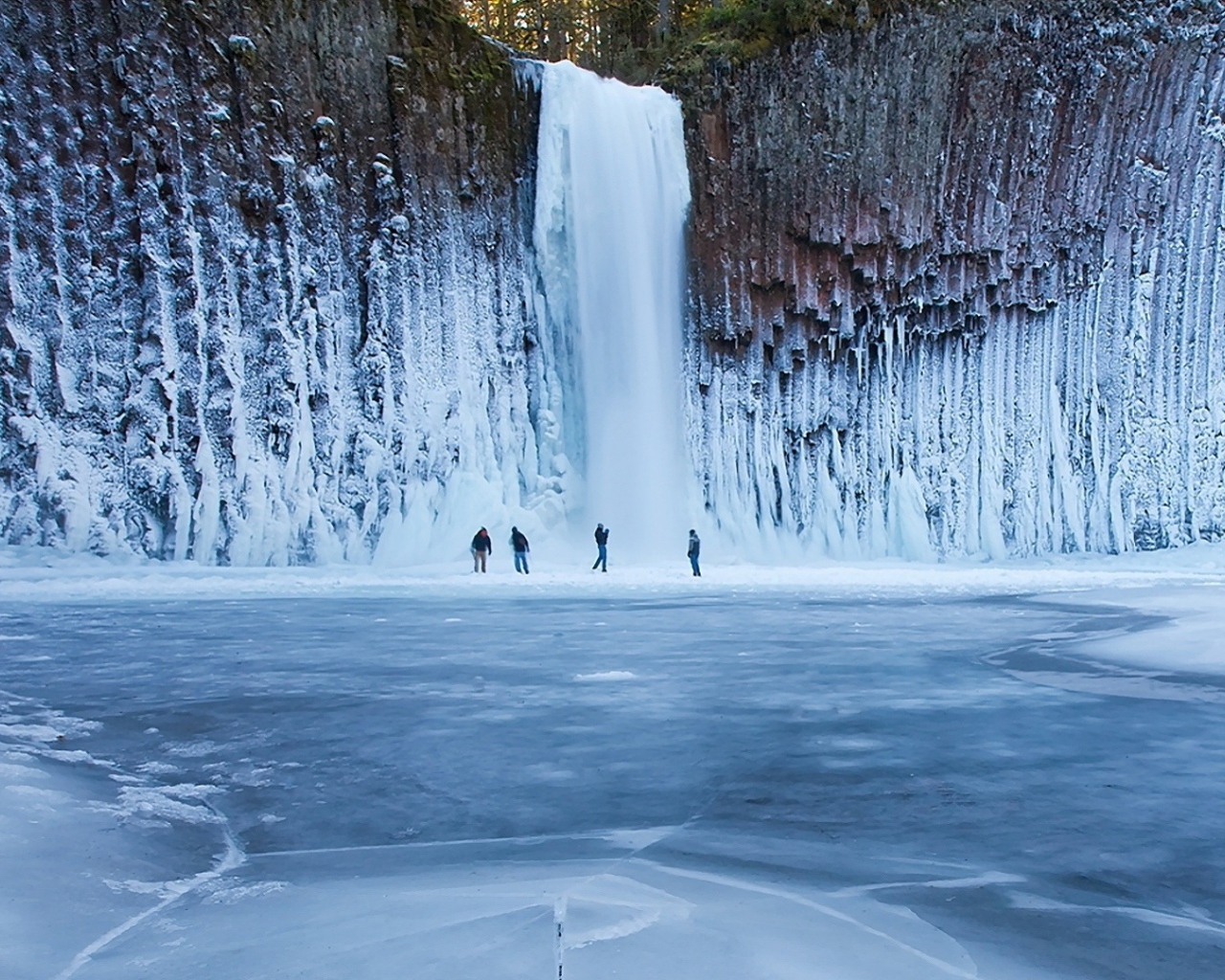 Великолепный замерзший водопад
