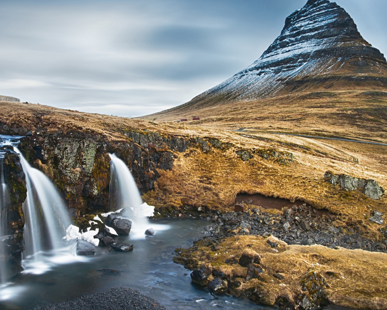 Гора и водопад