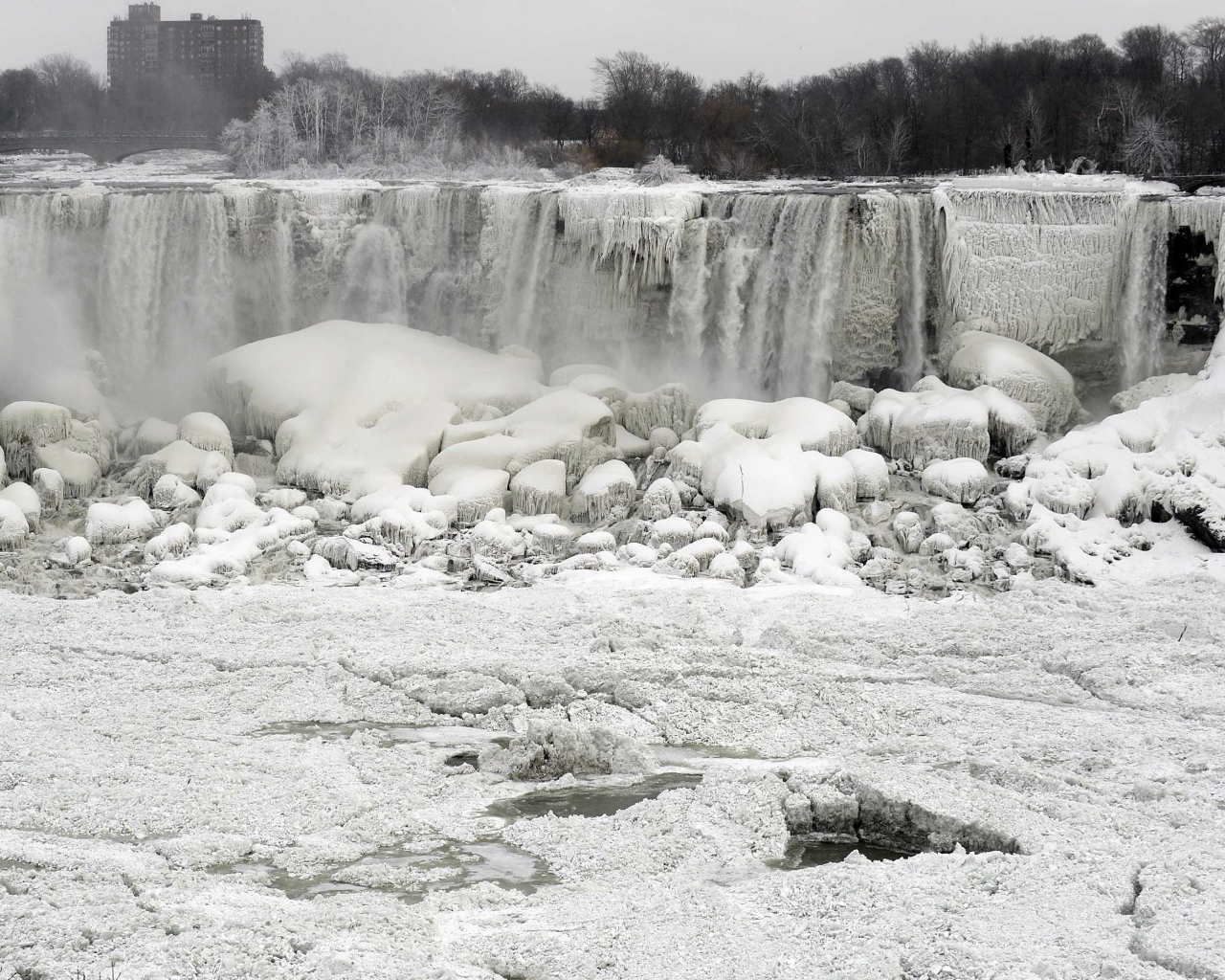 Замерзший водопад Ниагара