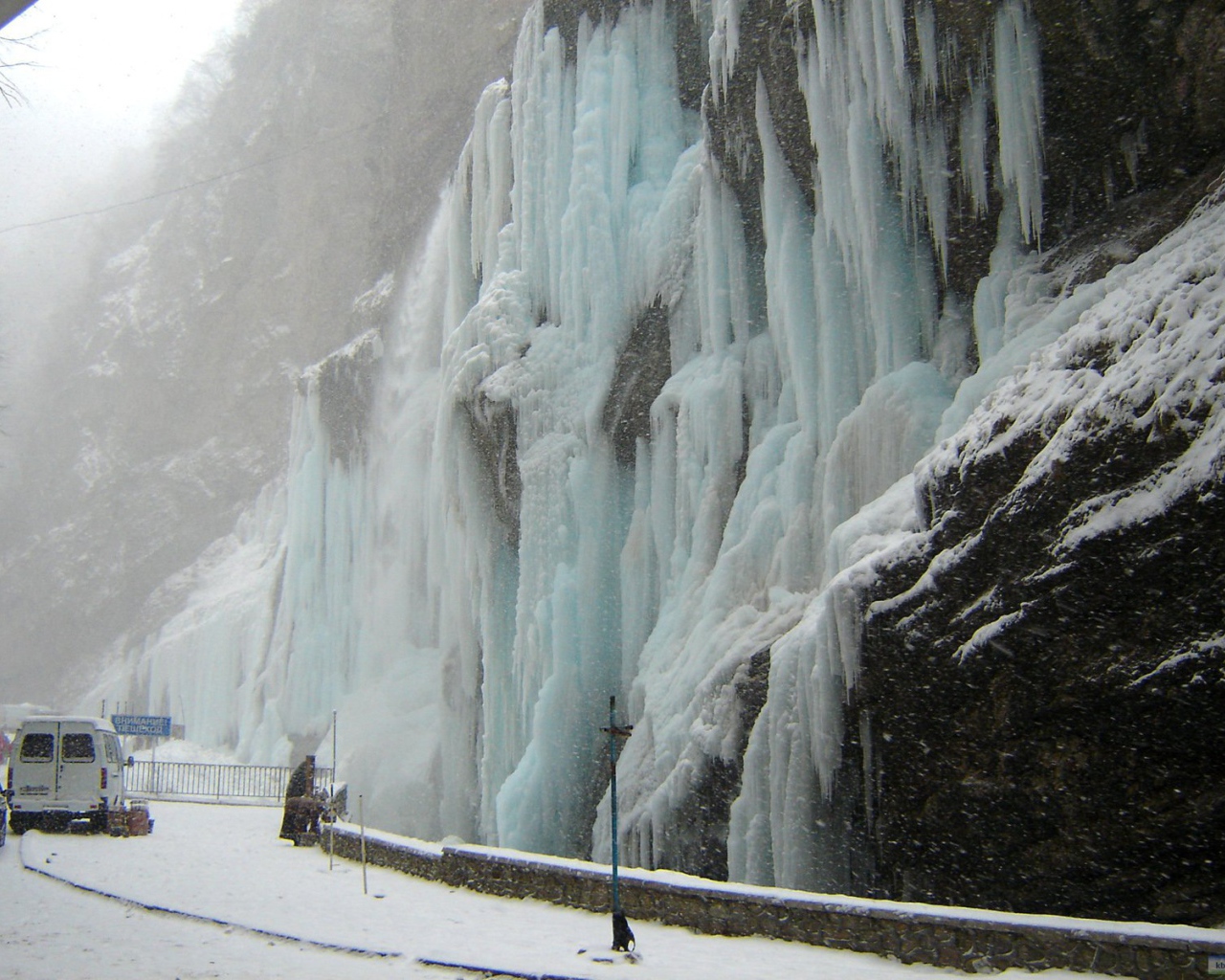 Живописный Замерзший водопад