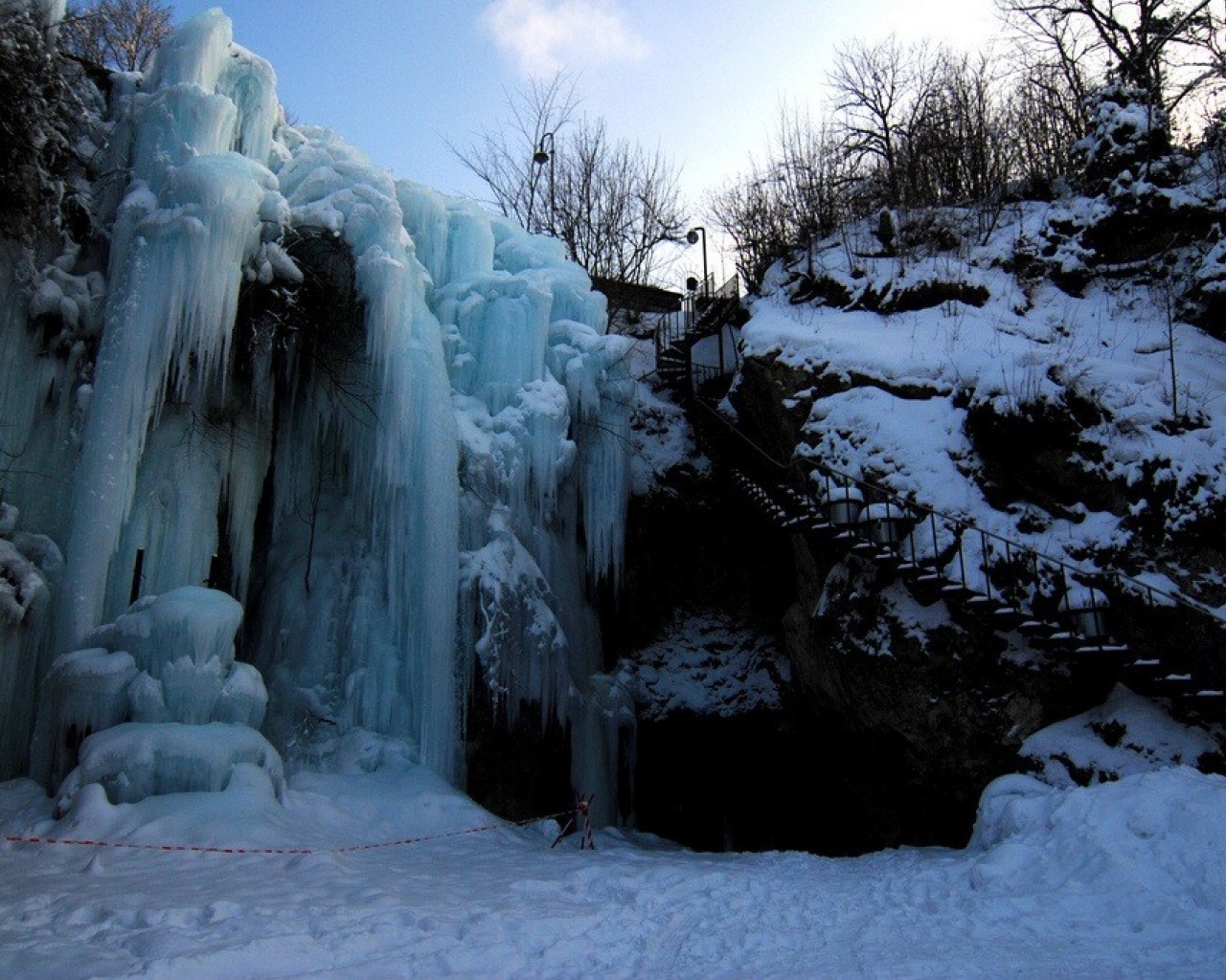 Лестница на замерзший водопад