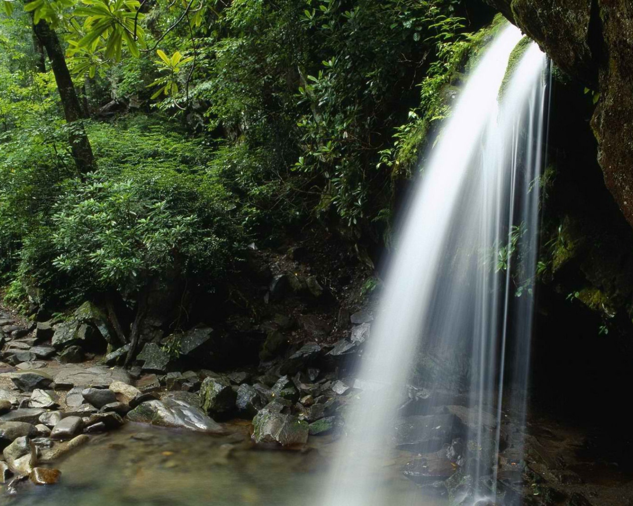 Струи воды водопада