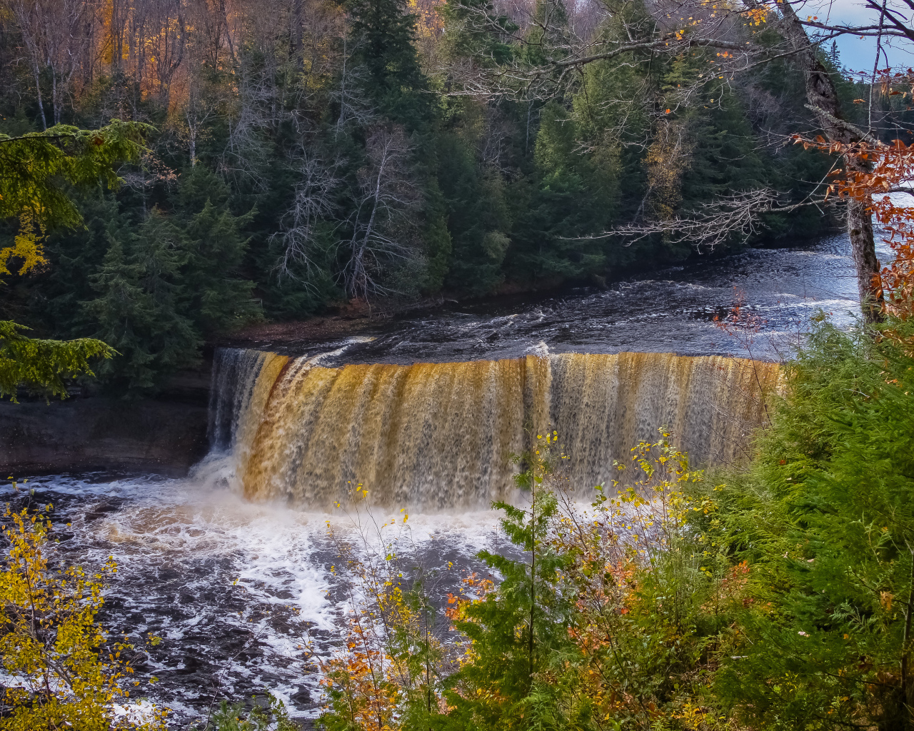 Коварный водопад среди леса