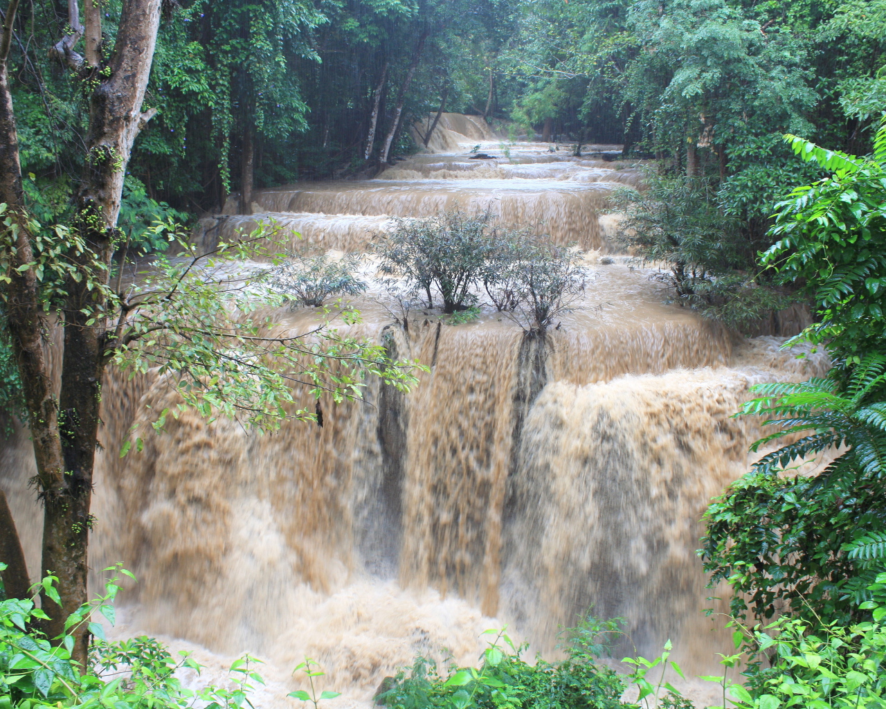 Мутная вода в водопаде