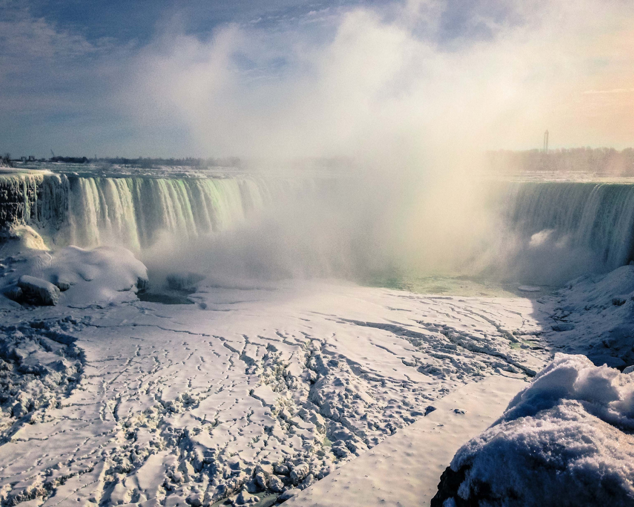 Вид на замерзший водопад Ниагара