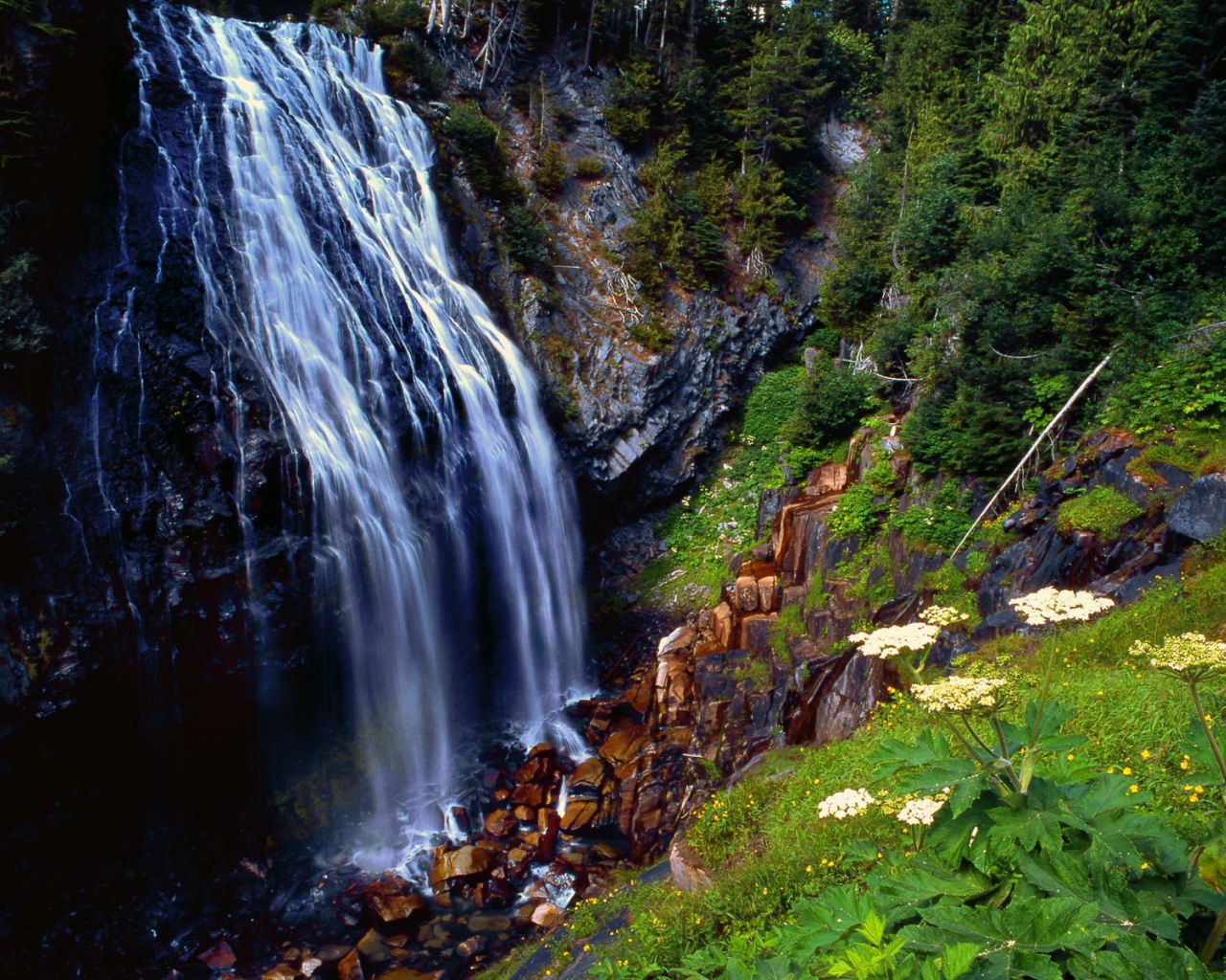 Водопад в горах