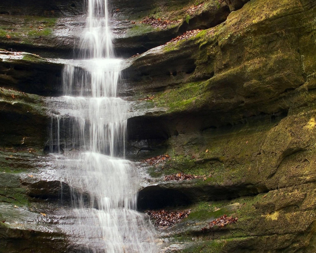 Водопад на скалах