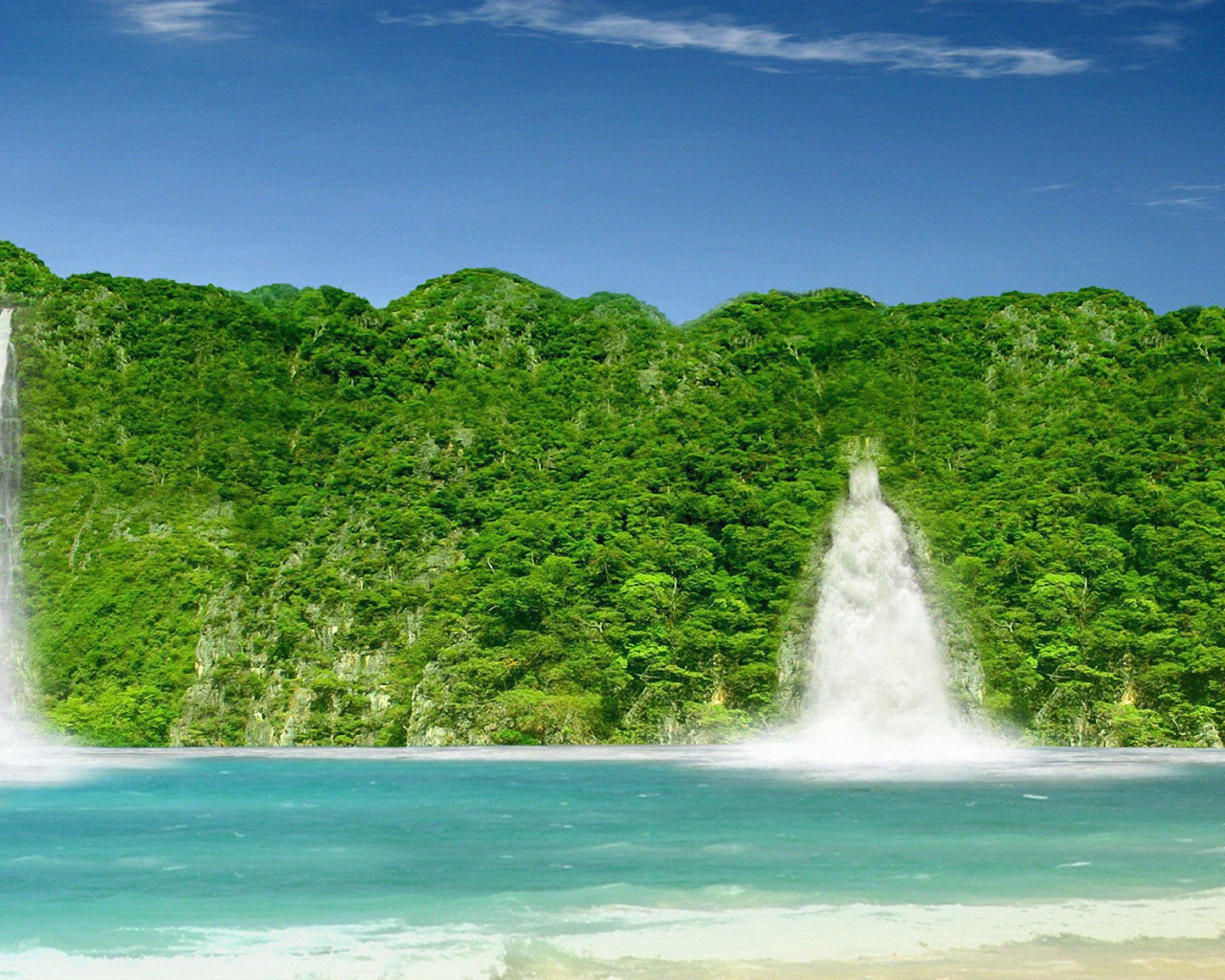 Водопады на зеленом берегу