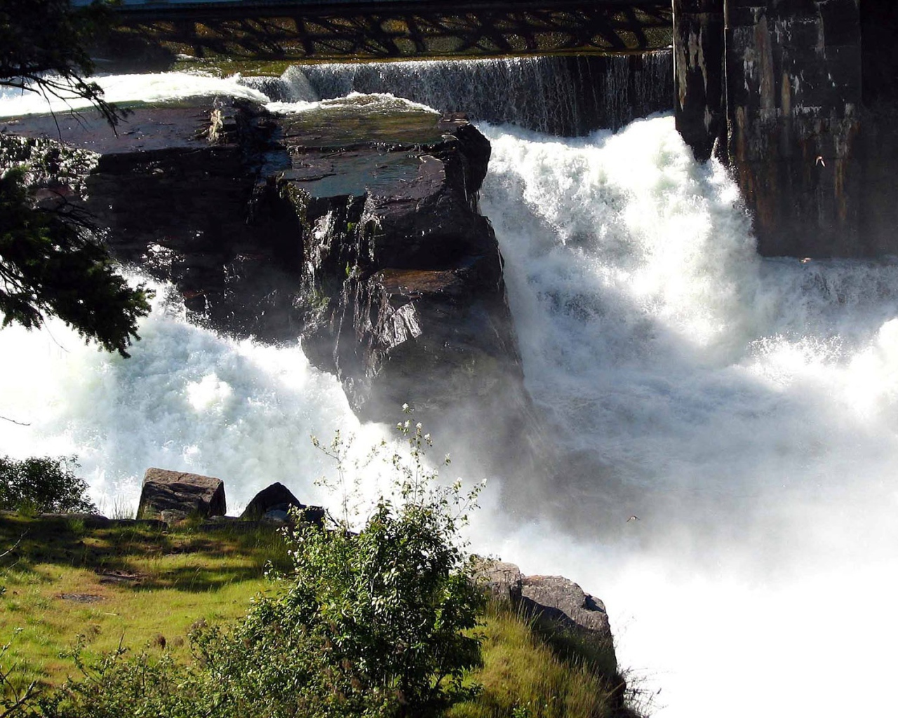 Водопад пенится среди скал