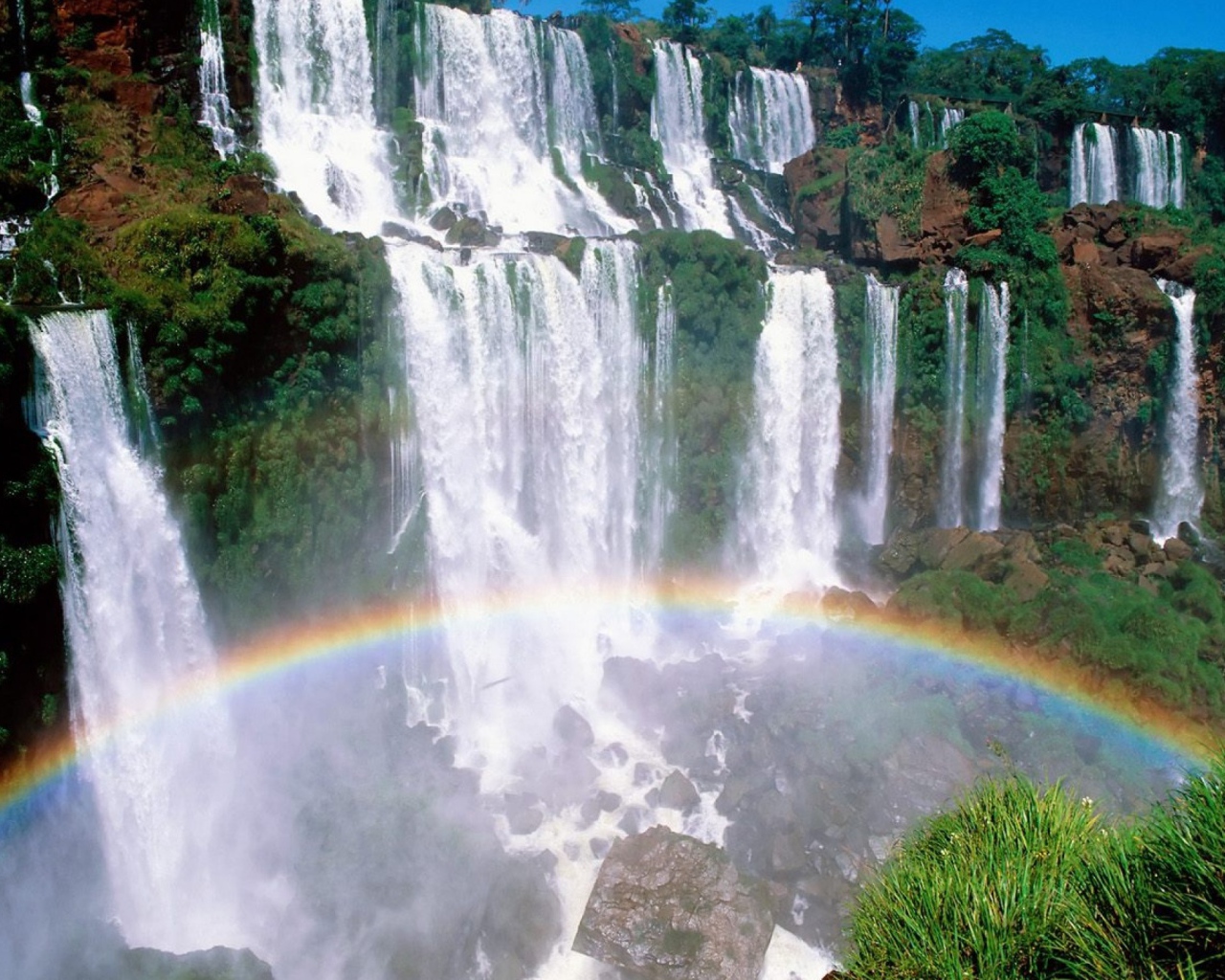 Радуга под водопадом