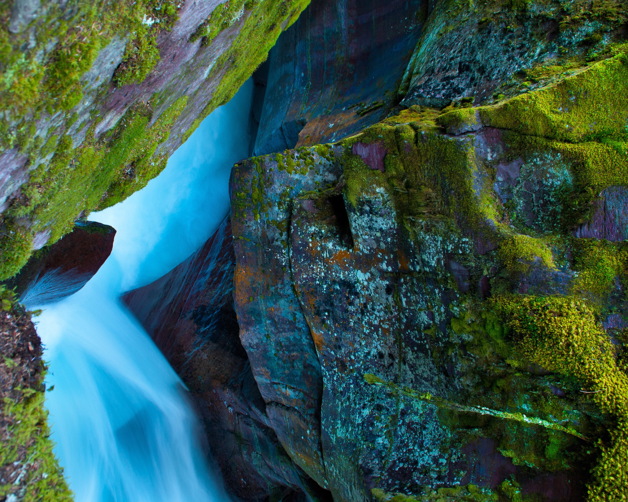 Мох на камнях и водопад