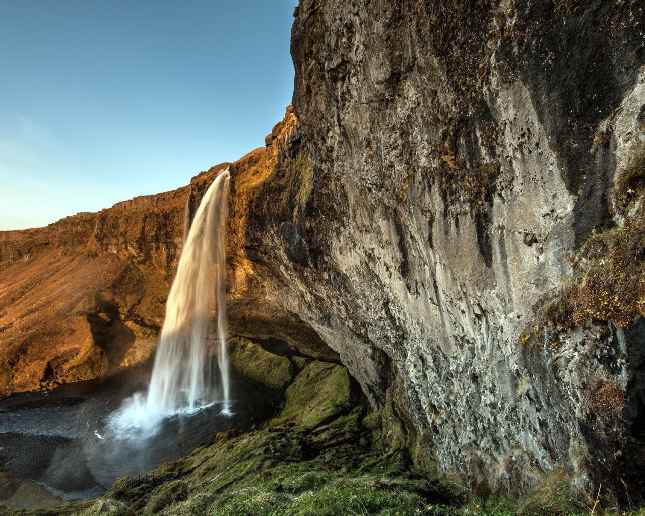 Вода льется со скалы