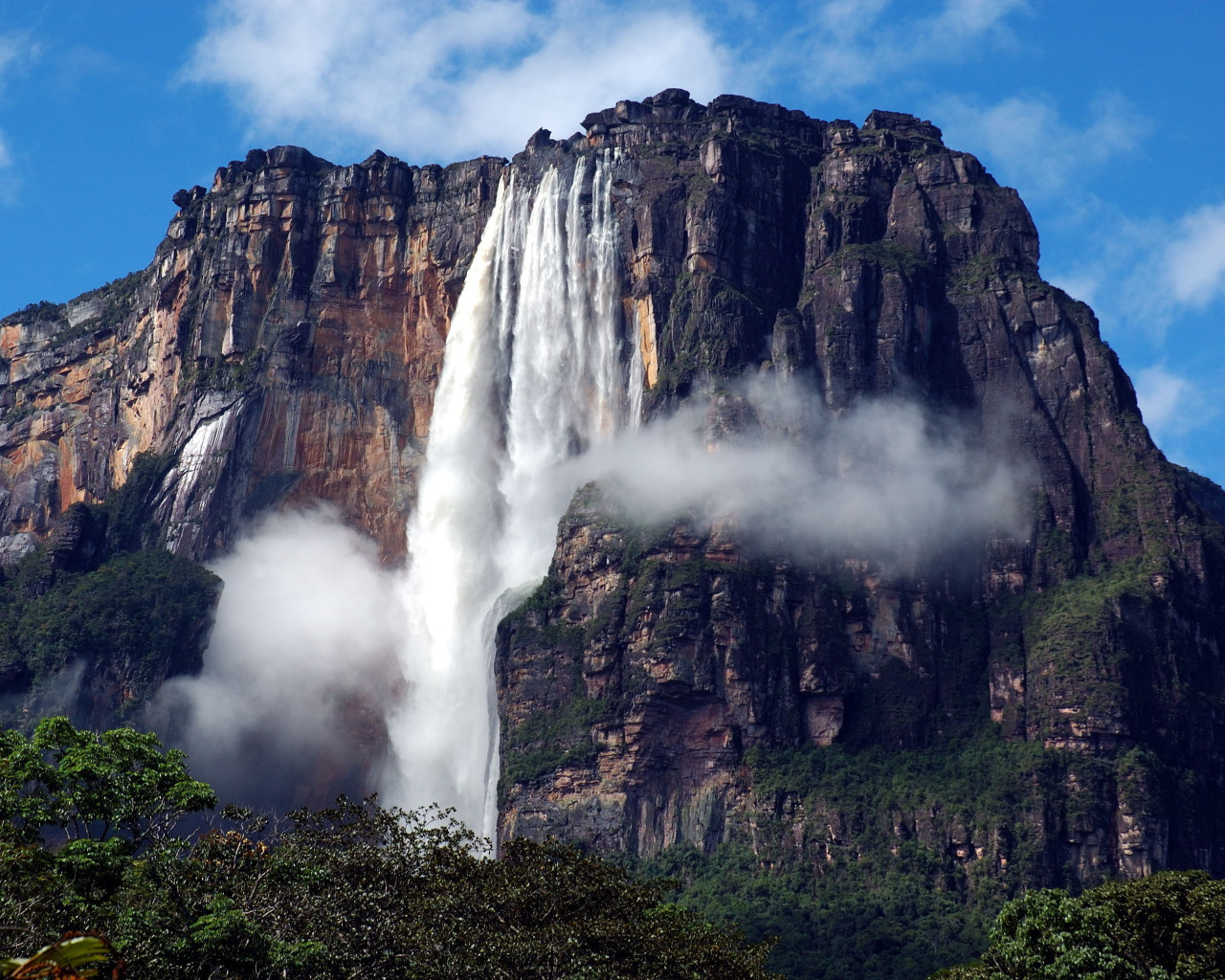 Водопад в Венесуэле