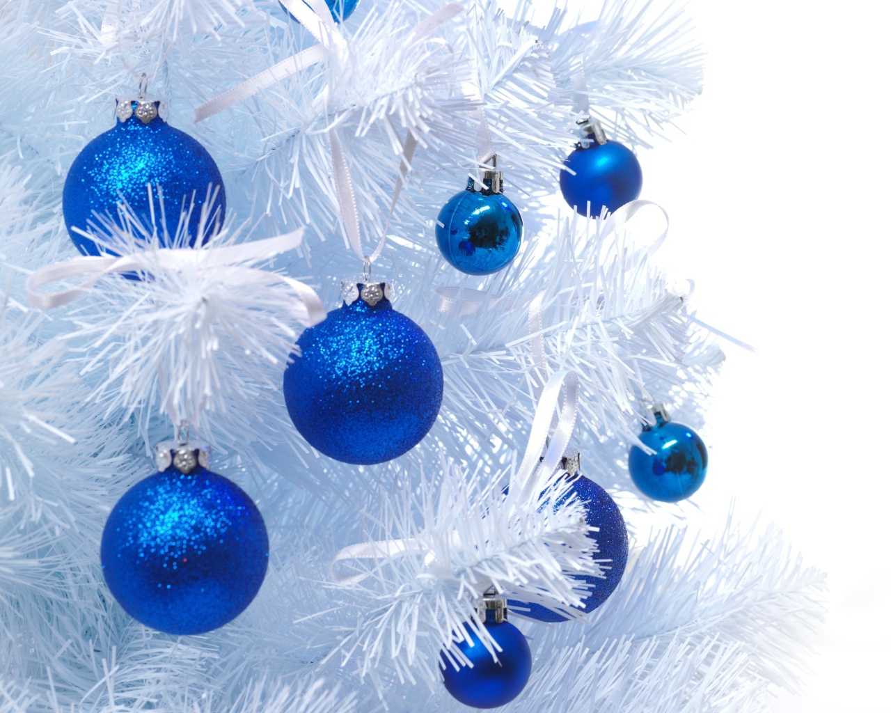 Синие шары на белой ёлке