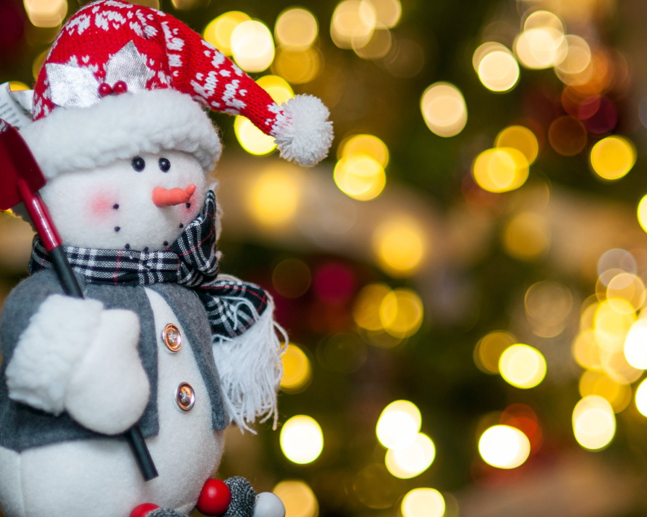 Снеговик с лопатой