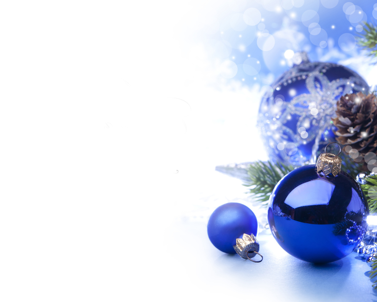 Синие шары на елке