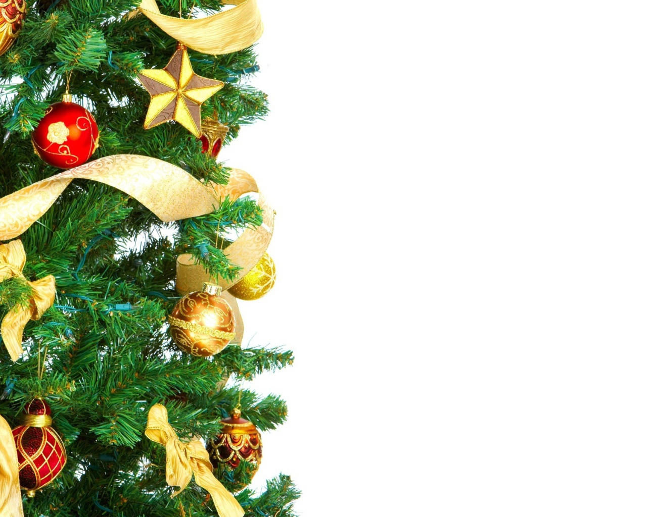 Игрушки и ленты на елке