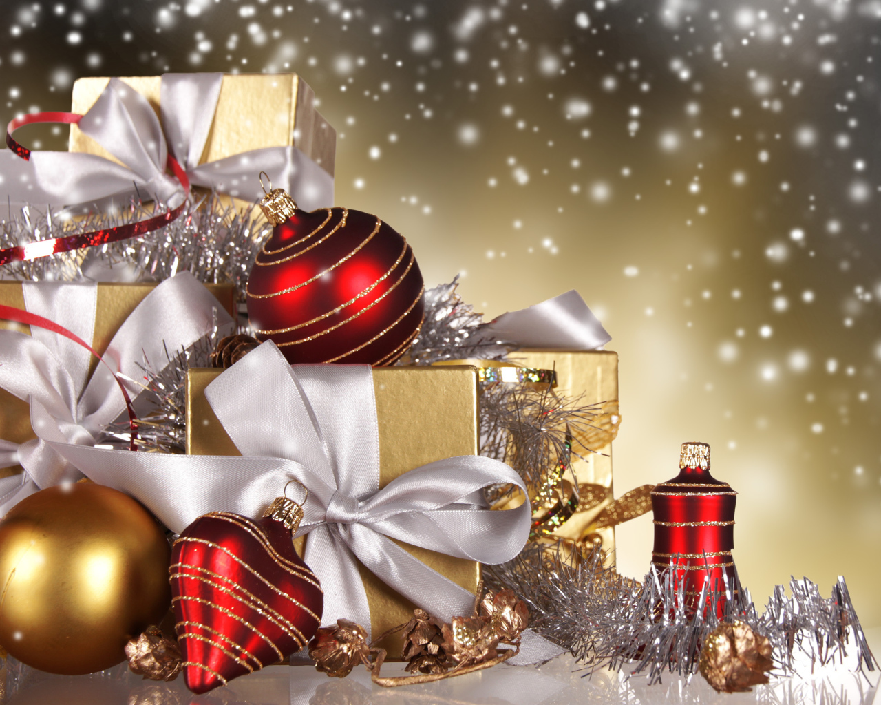 Коробки с подарками на Новый год