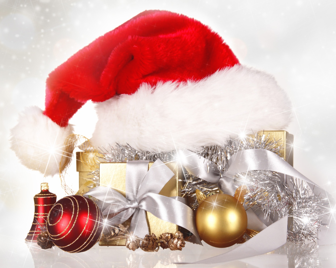 Шапка Санта Клауса на подарке