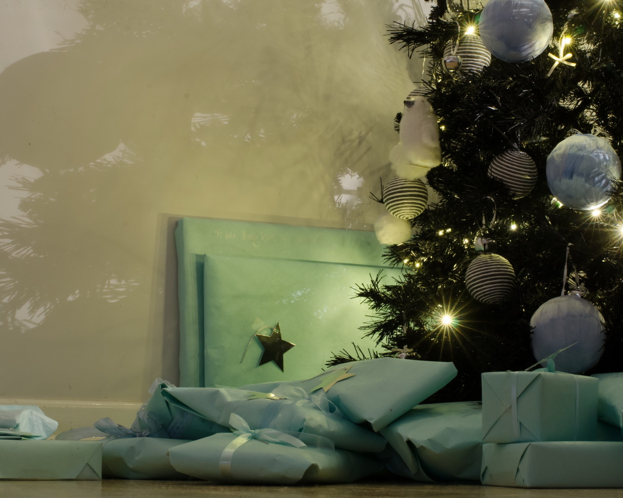 Гора подарков под елкой