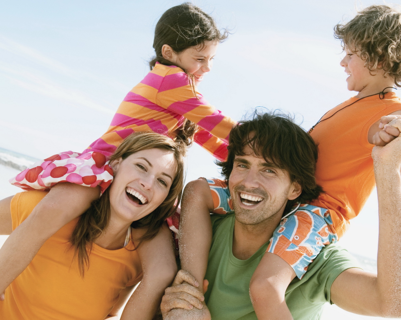 Семья с детьми у моря