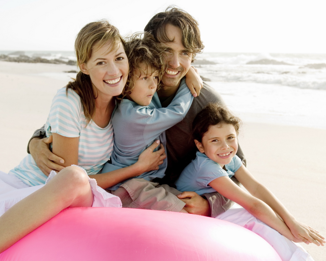 Счастливая семья на пляже