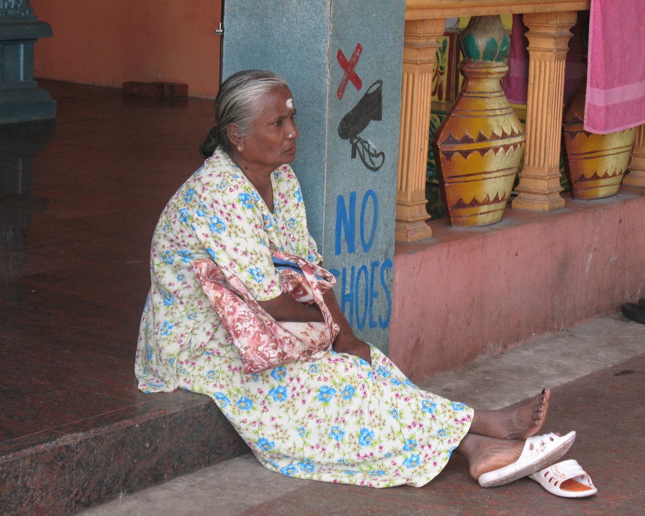 Индианка отдыхает на пороге