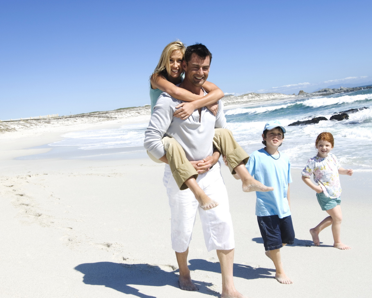 Семья гуляет по берегу