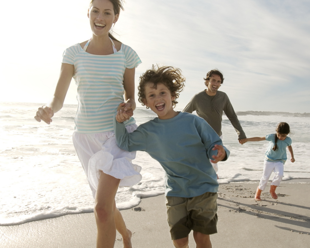 Семья гуляет на пляже