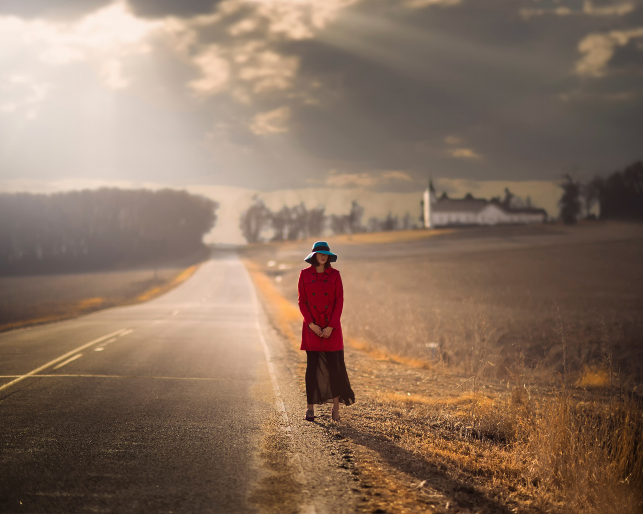 Женщина в красном пальто