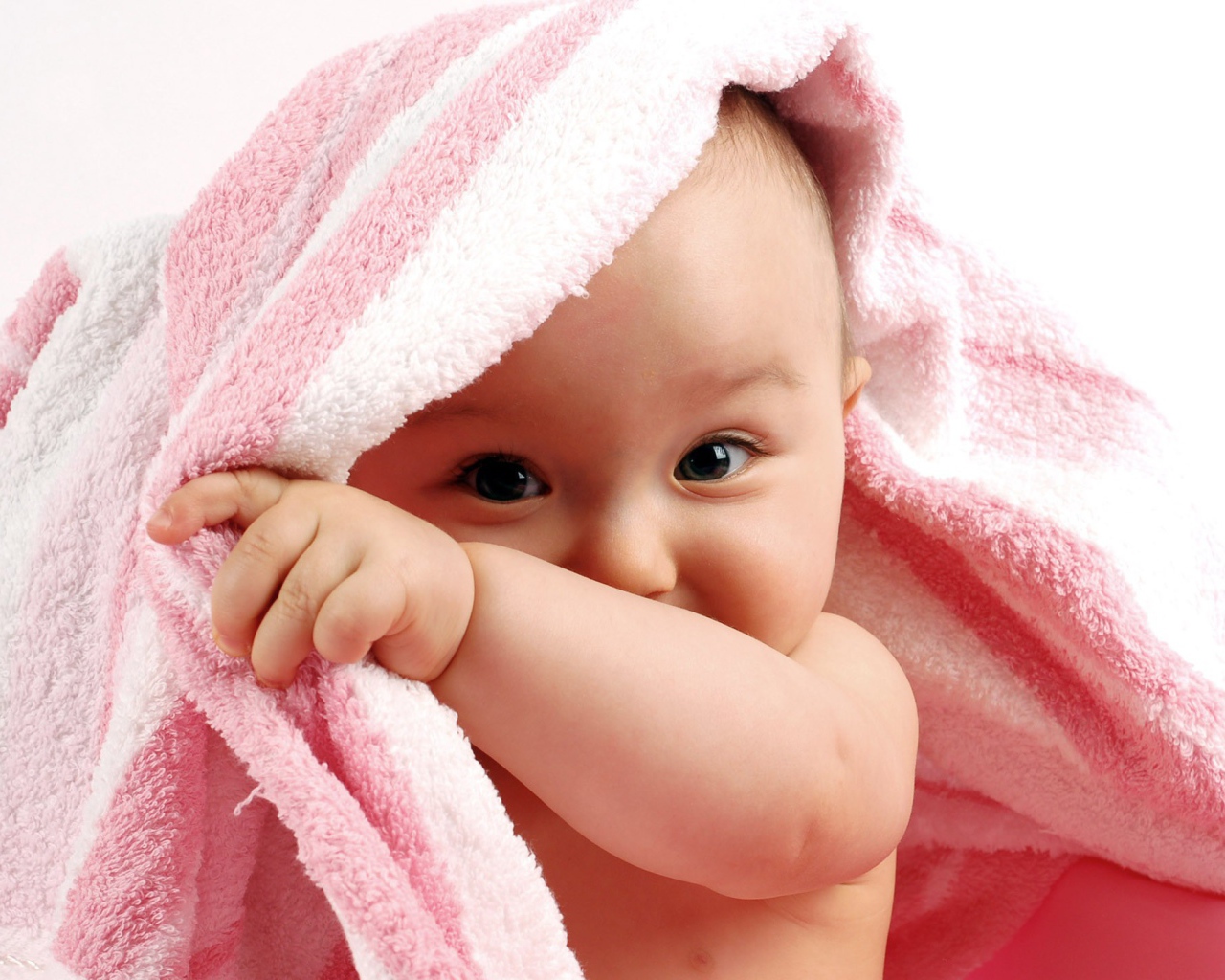 Ребенок под полотенцем