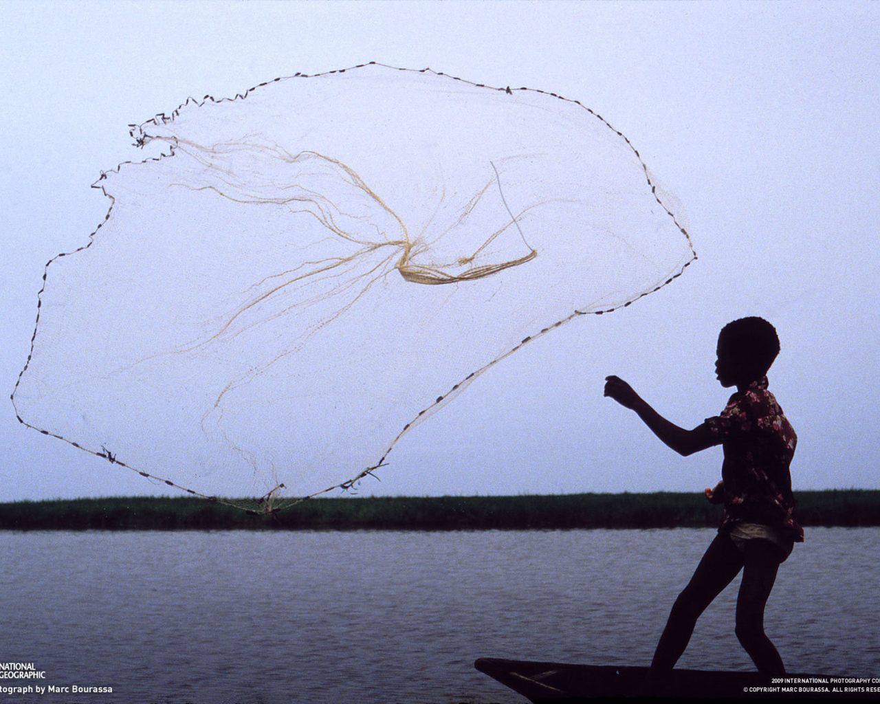 Мальчик забрасывает сеть