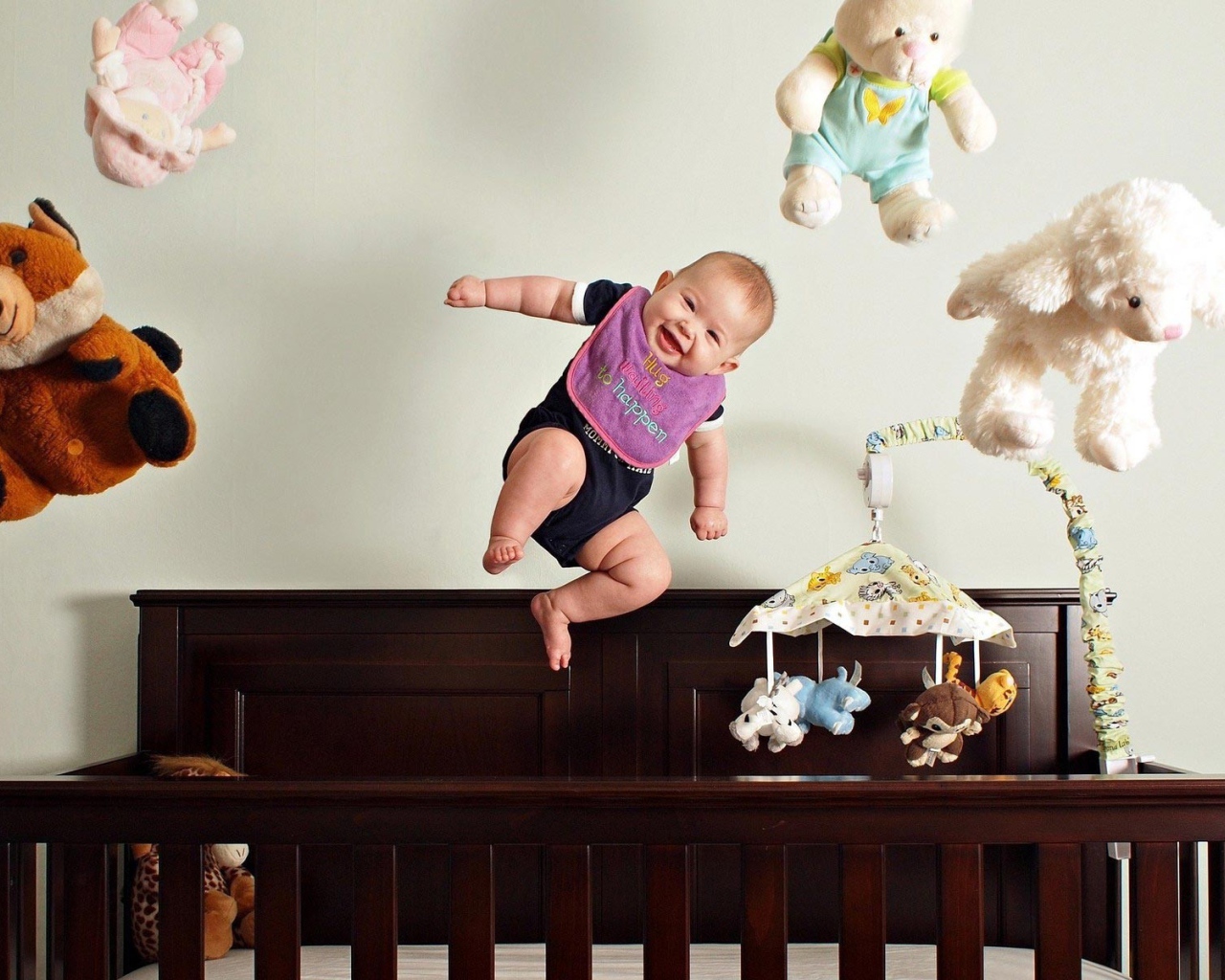 Ребенок летает с игрушками