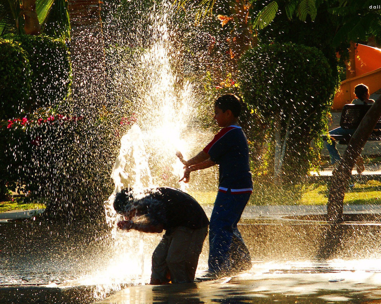 Дети обливаются водой