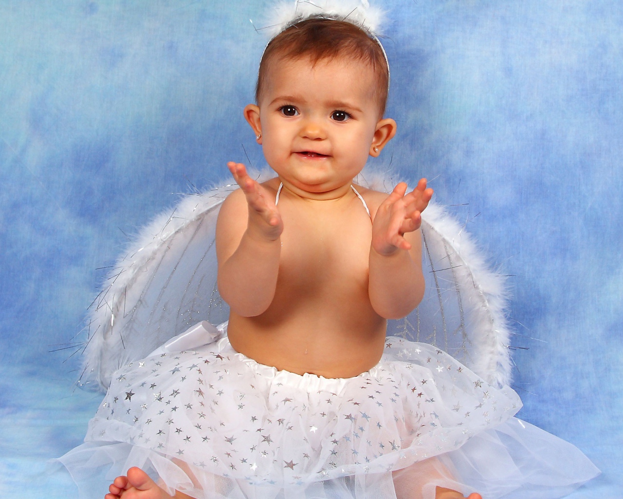 Милая девочка-ангел