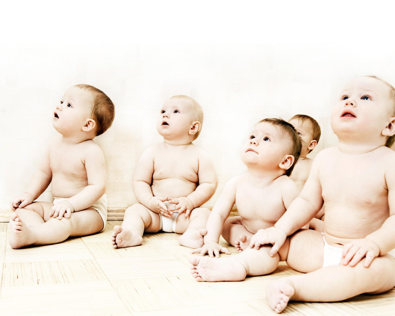 Сидящие малыши