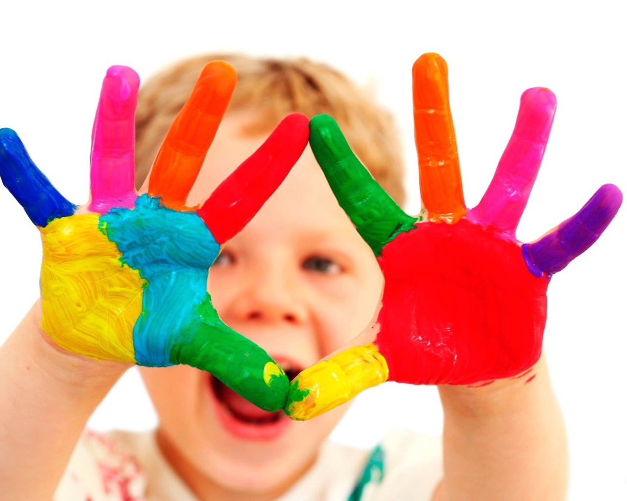 Ребенок с красочными руками