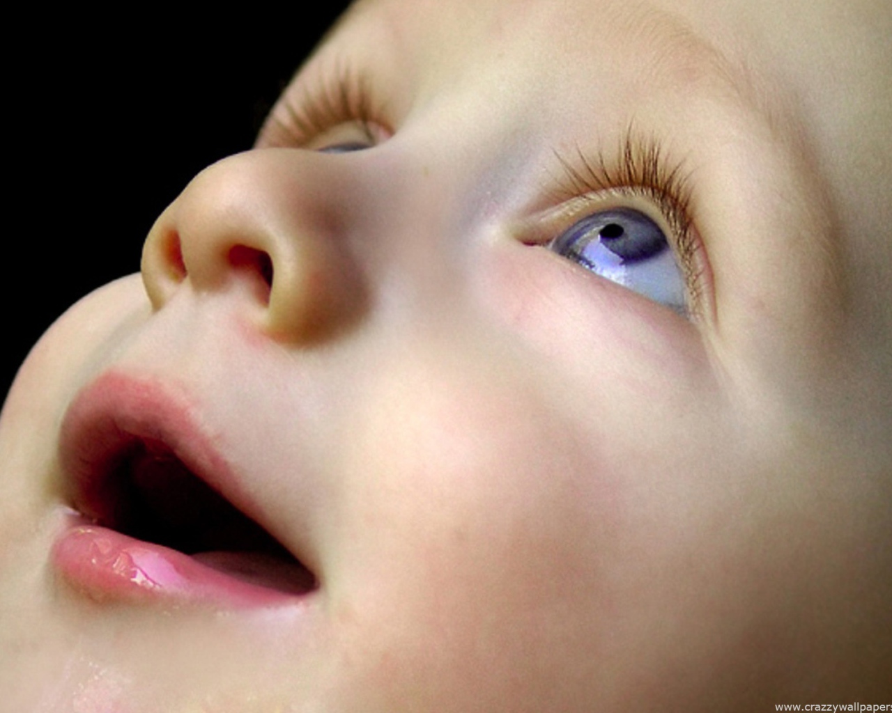 Малыш смотрит вверх