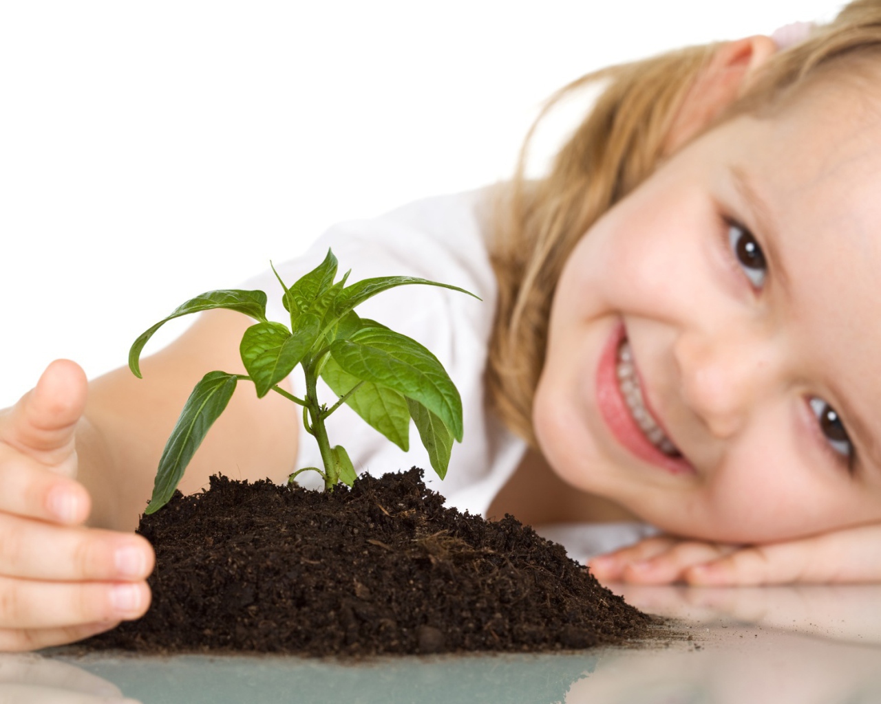 Ребенок сажает цветок