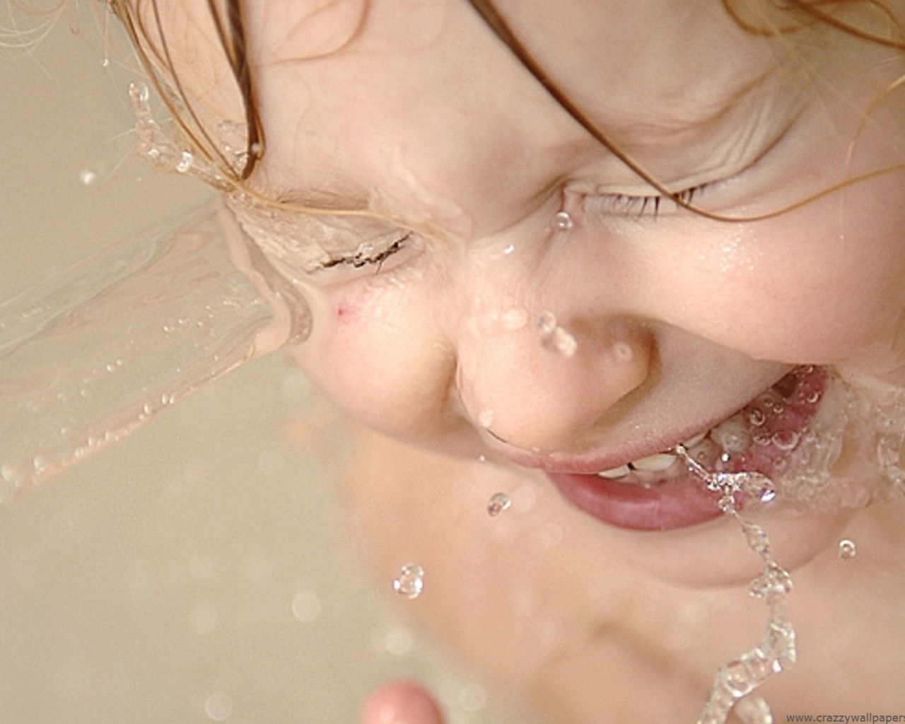 Ребенок играет в воде