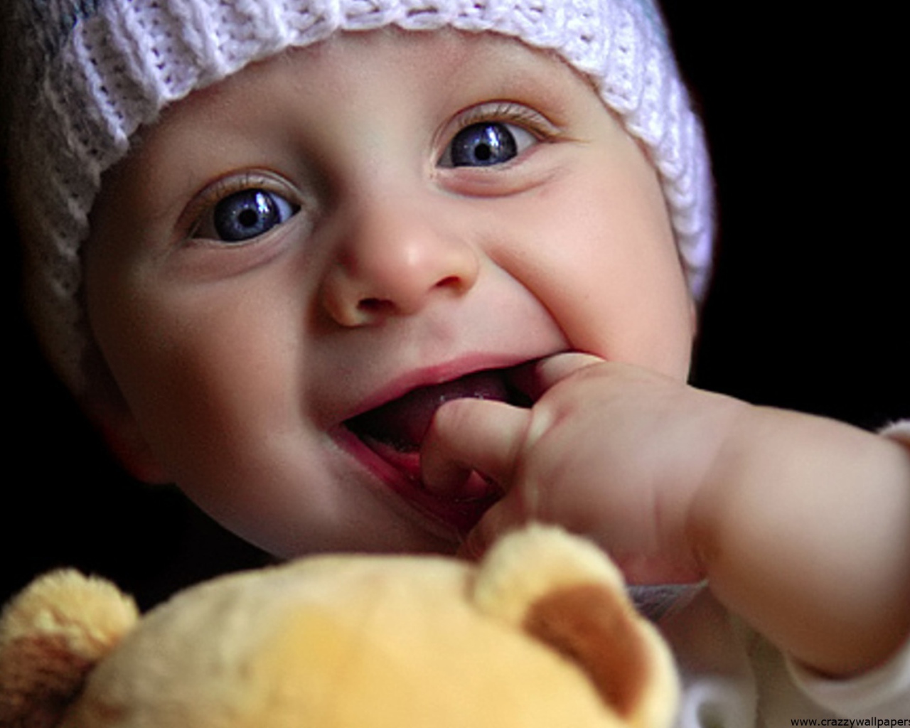 Малыш играет с куклой