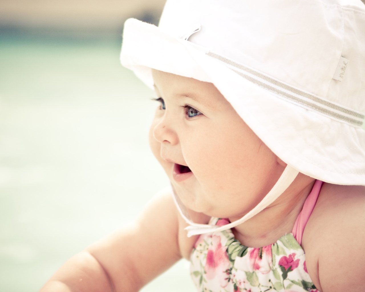 Милый ребенок в шляпе