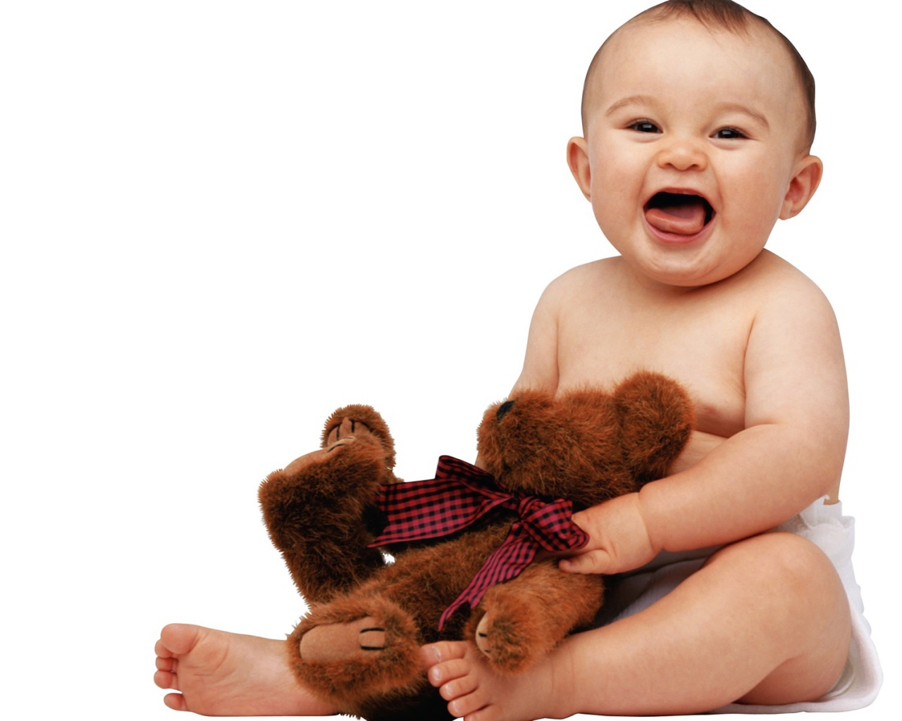 Малыш с медвежонком