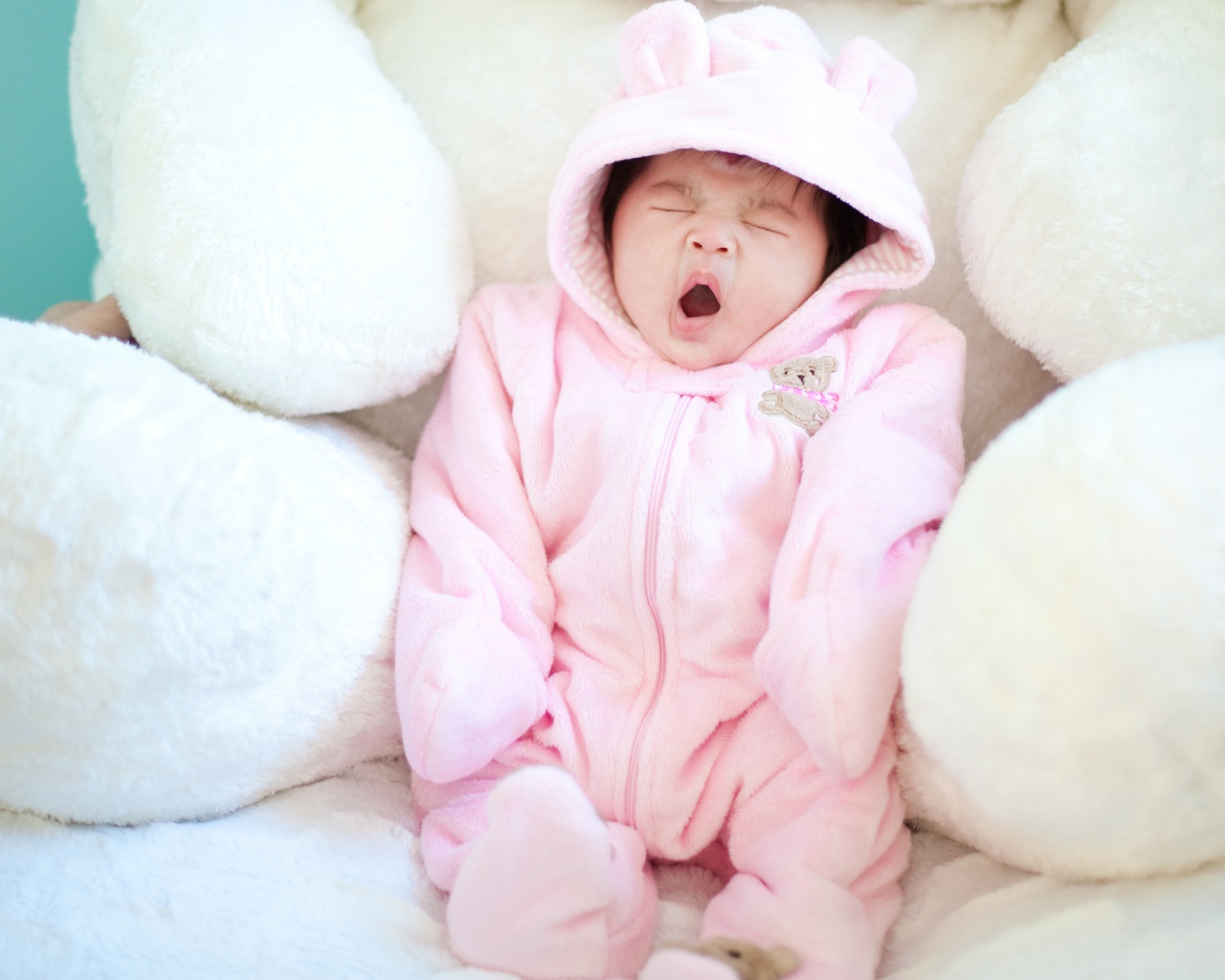 Ребенок зевает