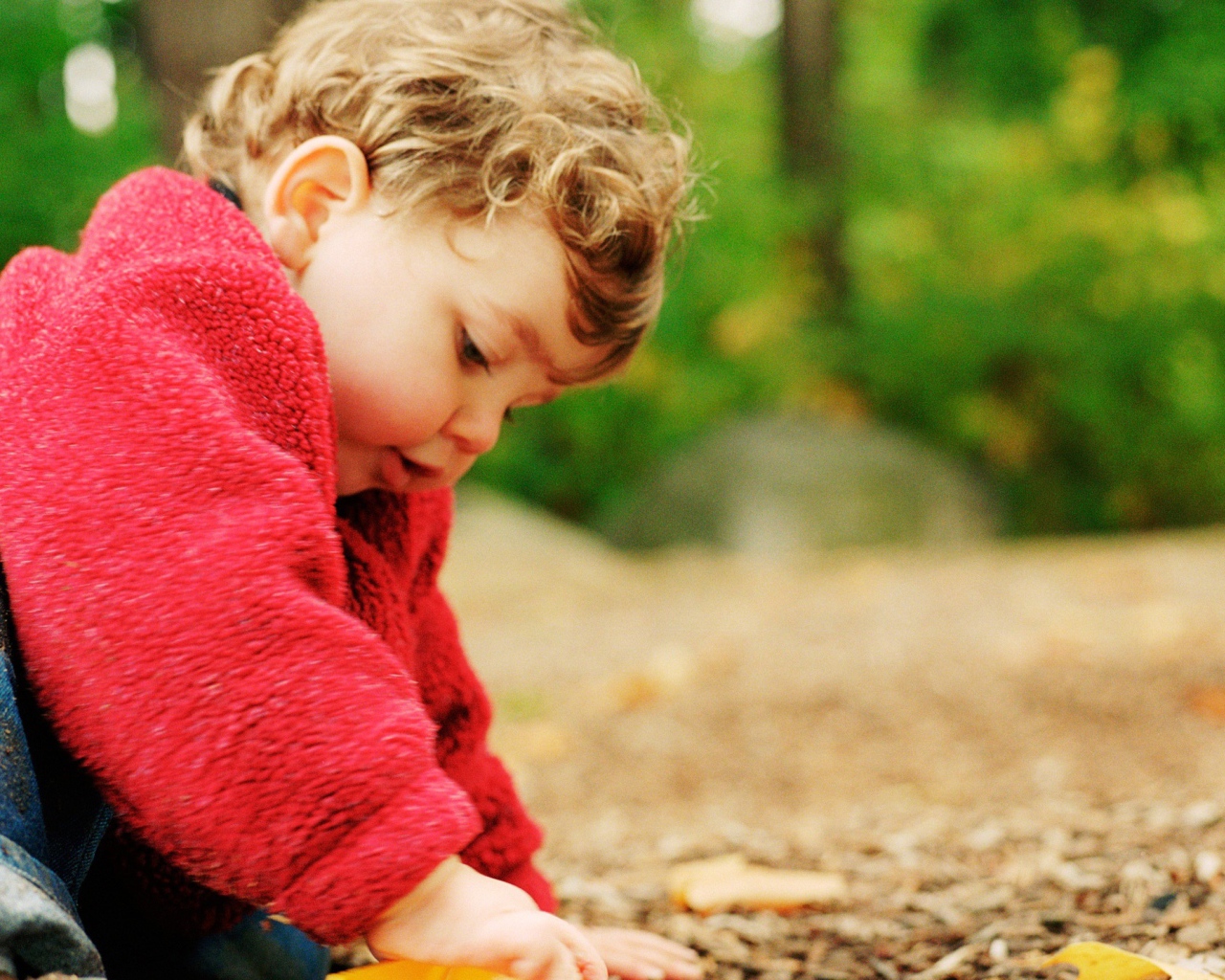 Ребенок играет